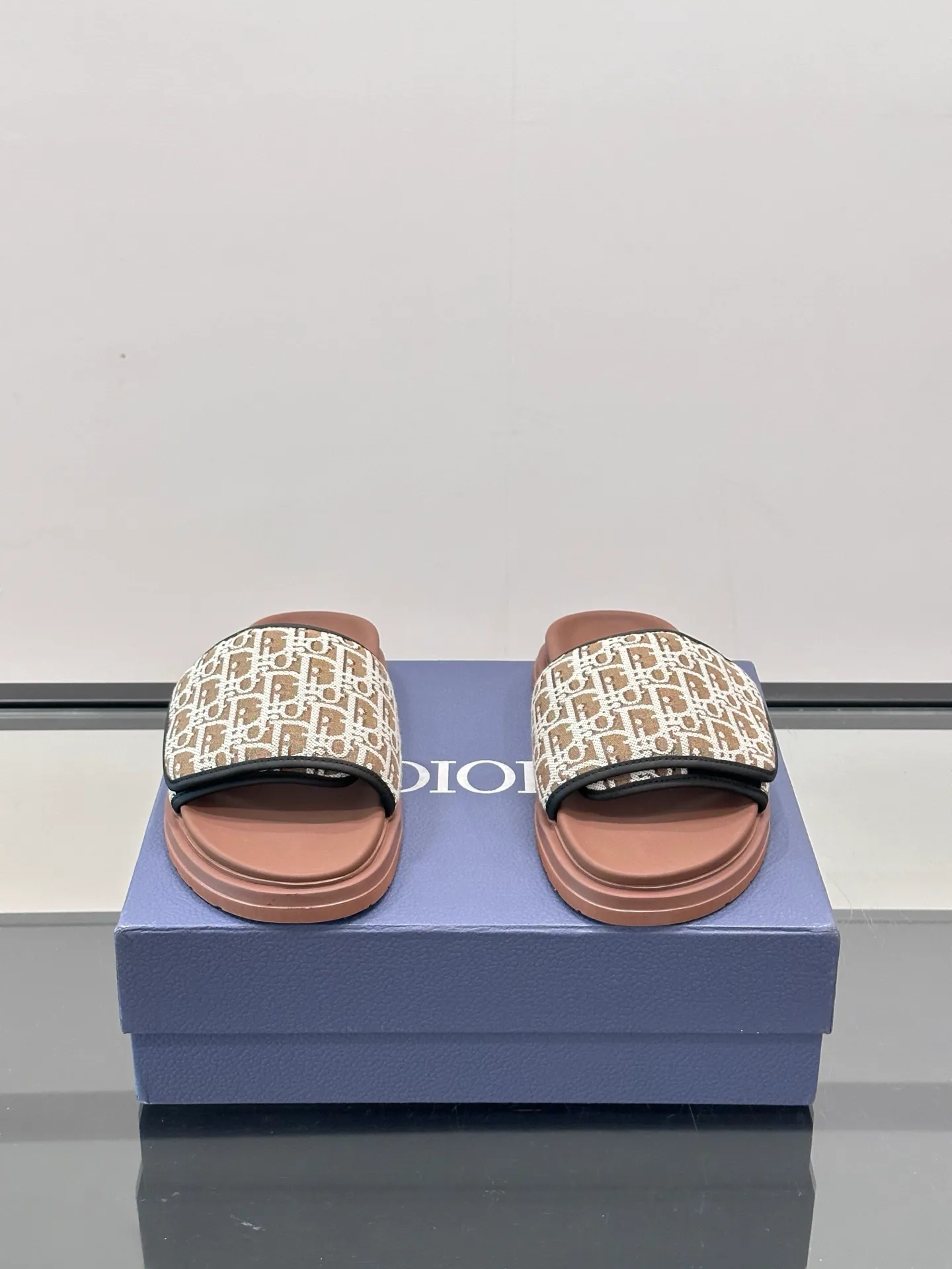 Factory price: 280💰𝐂𝐡𝐫𝐢𝐬𝐭𝐢𝐚𝐧 𝐃𝐢𝐨𝐫 Dior's latest popular sandals, classic upgraded Velcro sandals, original replicas, super durable and versatile, very comfortable on the feet, slimming and white, original cowhide leather upper, sheepskin lining Original d hardware buckle Original molded T men's shoes 💰U outsole Size: 38-44 (.45.46 customized)